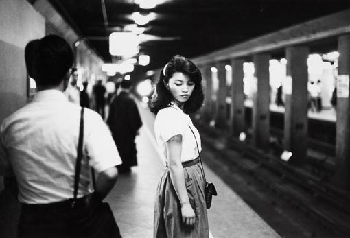 «Chica en el metro», Tokio, 1981. Nederlands Fotomuseum