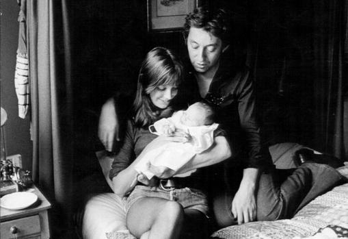 Jane Birkin y Serge Gainsbourg, con su hija Charlotte, recién nacida
