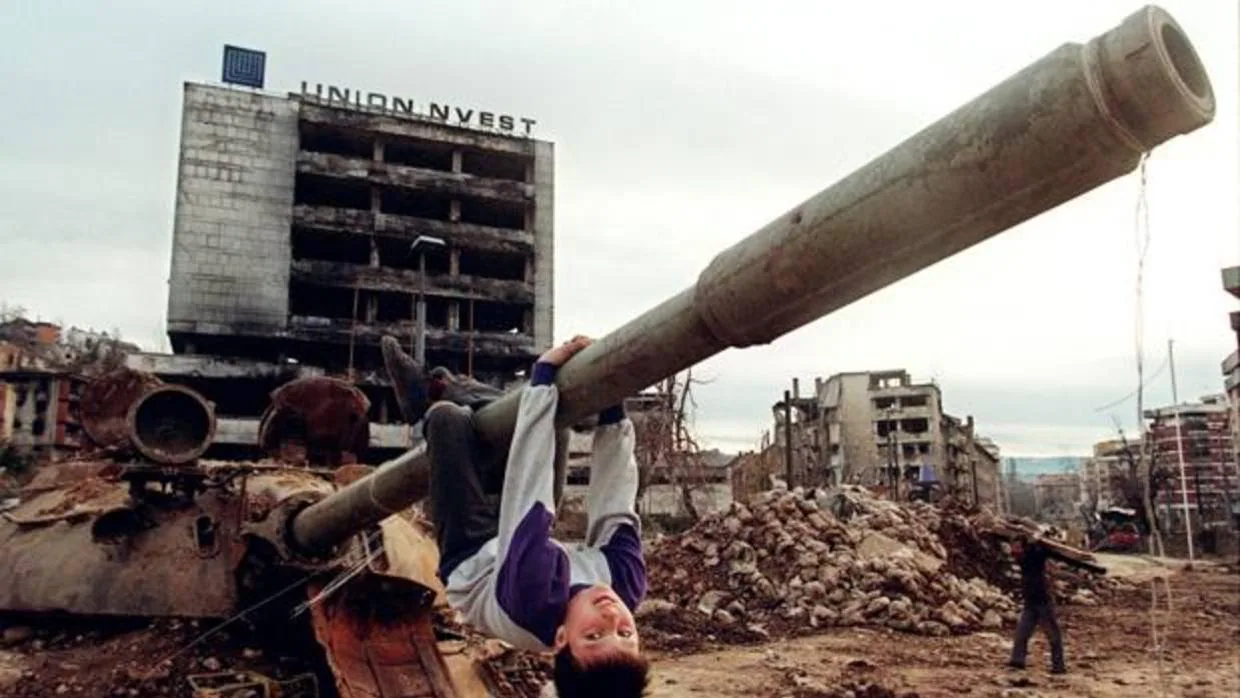 Desastres de la guerra en Bosnia-Herzegovina. Un niño juega en un tanque en Sarajevo