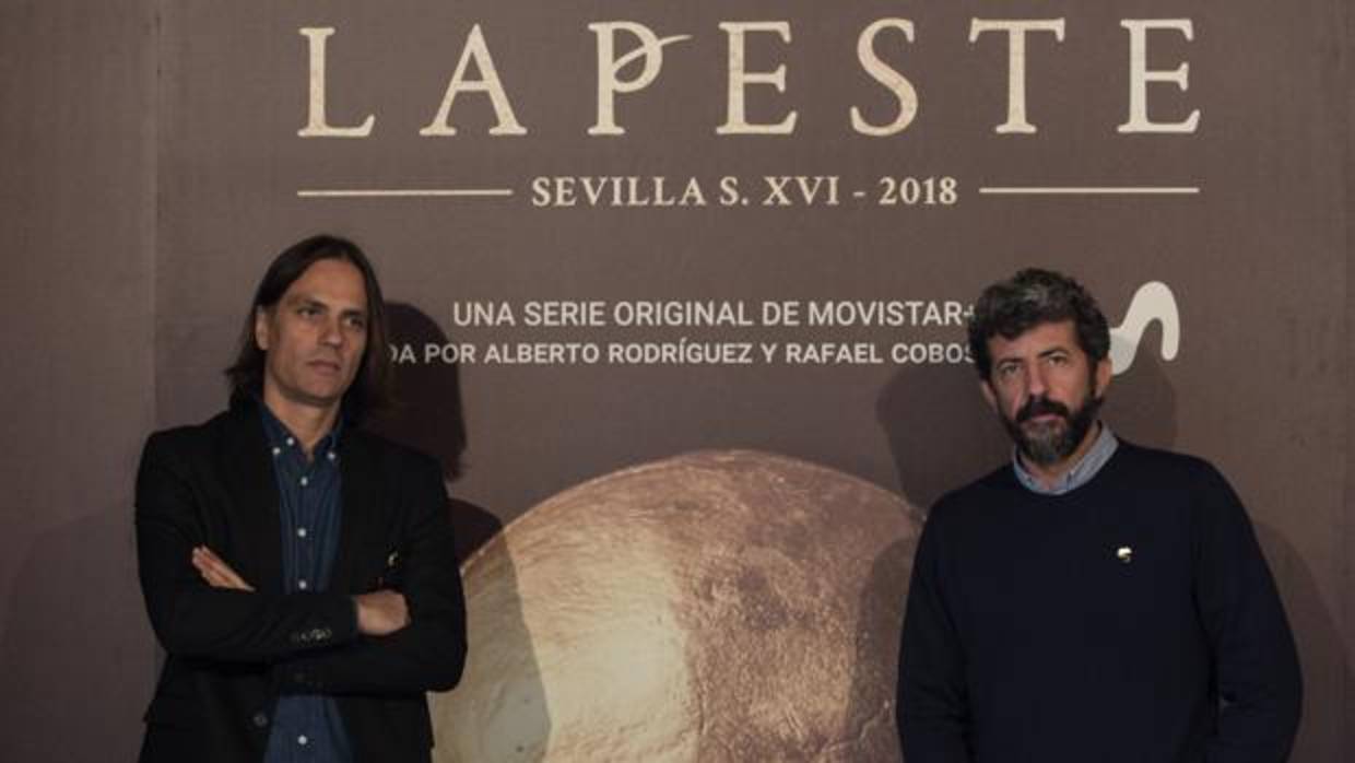 A la izquierda, el guionista Rafael Cobos, con el director de la serie, Alberto Rodríguez