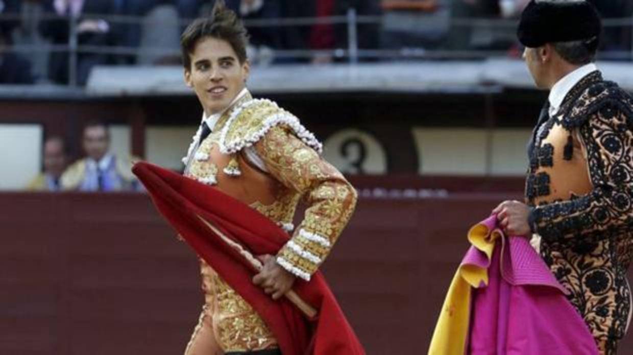 Gonzalo Caballero y una terna de banderilleros, invitados por la Tertulia Taurina Universitaria