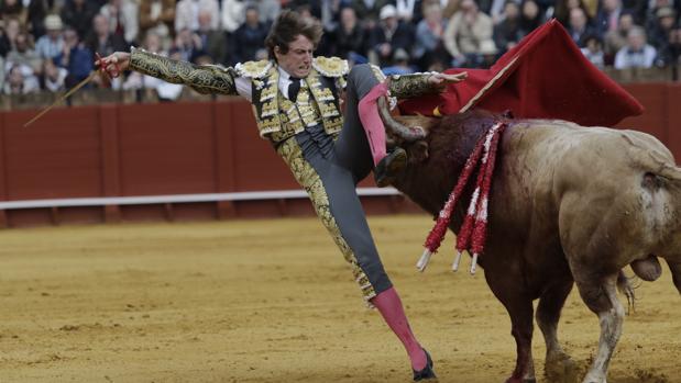 Román, cogido grave por el tercero de la tarde en la corrida de las Ramblas en Sevilla