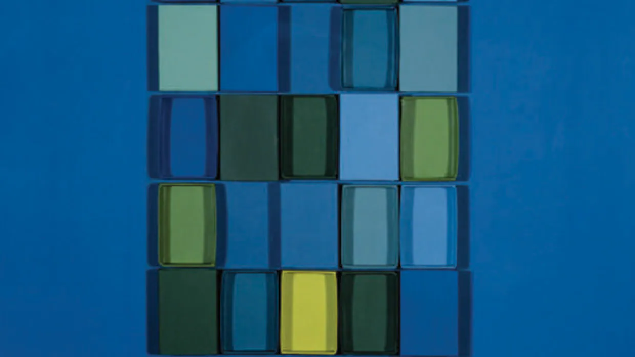 Una de las obras características de Gerardo Rueda hechas con cajas de cerillas, «Azules y verdes»