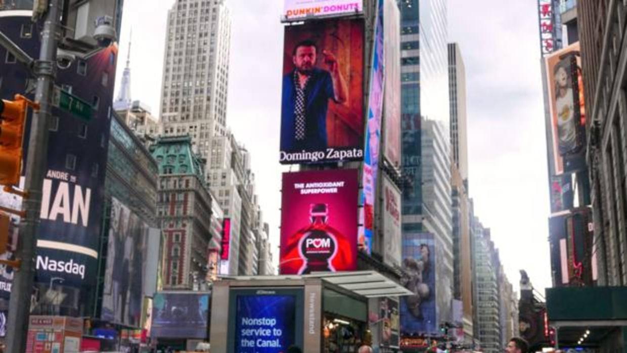 El artista plástico español radicado en Miami, Domingo Zapata, en una de las gigantescas pantallas de la emblemática plaza neoyorquina de Times Square