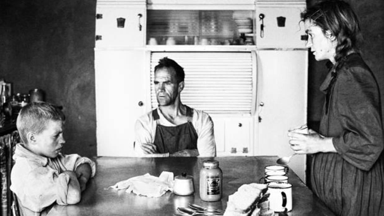 «Un obrero, su mujer y su hijo mayor durante la comida», fotografía de 1962