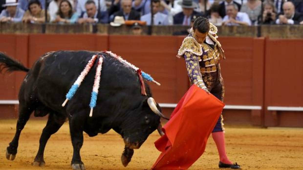 Manzanares durante la corrida de toros de este viernes en Sevilla