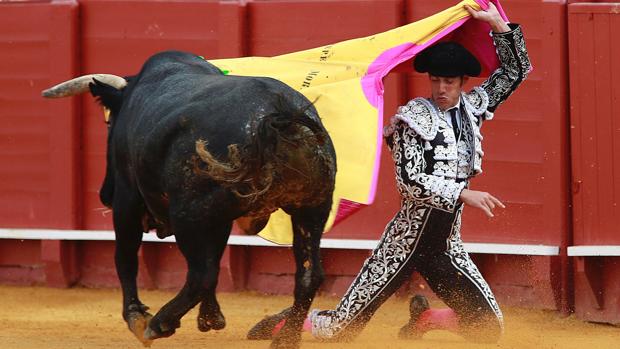 Pepe Moral triunfa con miuras en la Feria de Abril