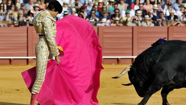 El quite de Roca Rey en la Feria de Abril, premiado por los médicos