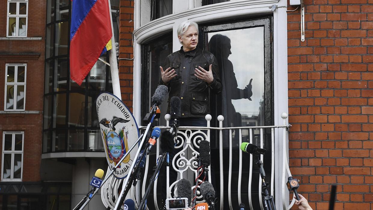 El fundador de WikiLeaks, Julian Assange se dirige a los medios de comunicación en el balcón de la embajada ecuatoriana en Londres