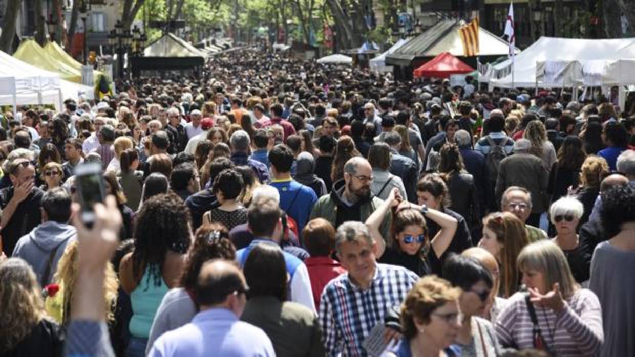 Las calles de Barcelona, llenas de gente el año pasado en Sant Jordi