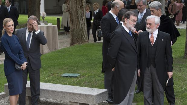 Cristina Cifuentes y Mariano Rajoy, en el patio de los Filósofos de la Universidad de Alcalá de Henares