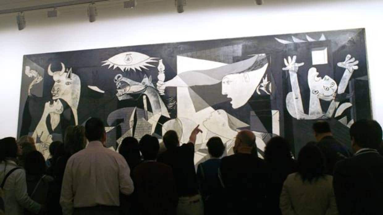 Visitantes en torno al «Guernica» de Picasso en el Reina Sofía