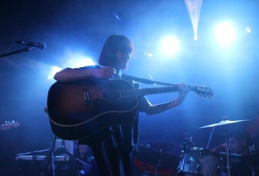 Vega toca la guitarra acústica durante el concierto del pasado sábado