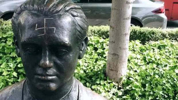 Pintan una esvástica en la frente de la escultura de Federico García Lorca en Granada