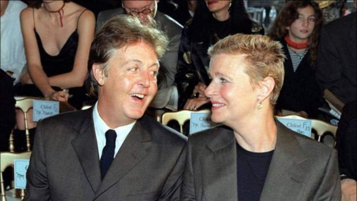 El músico Paul McCartney junto a su difunta esposa, Linda McCartney