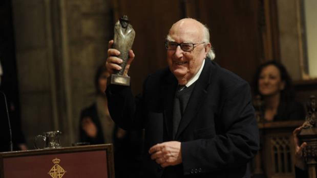 Andrea Camilleri (Sicilia, 1925) recogiendo el Premio Carvalho