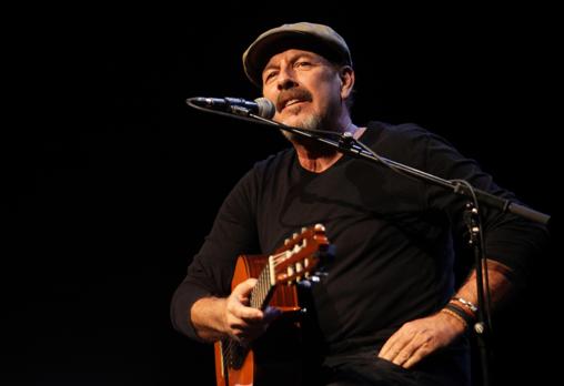 Javier Ruibal durante un concierto