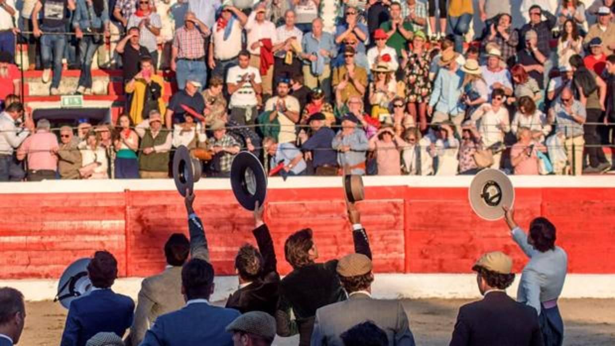 Los toreros abandonan la plaza de Orduña