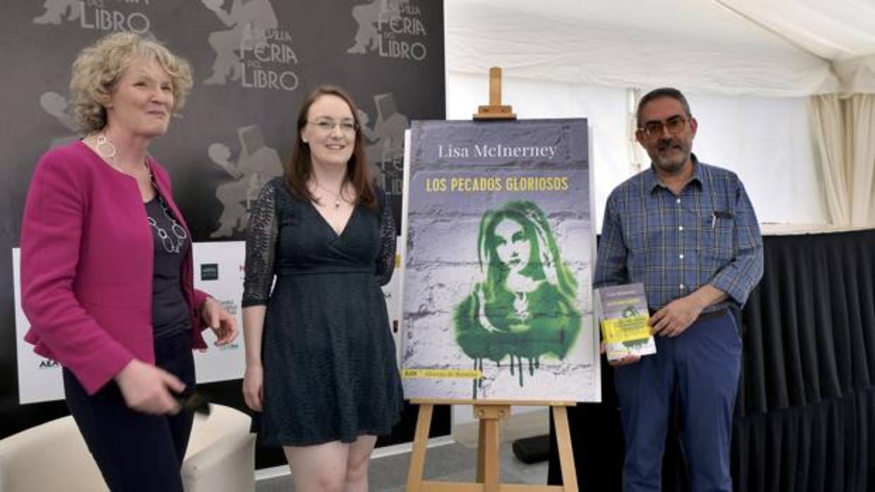 La embajadora de Irlanda Sile Maguirre y los escritores Lisa McInerney y Antonio Rivero Taravillo