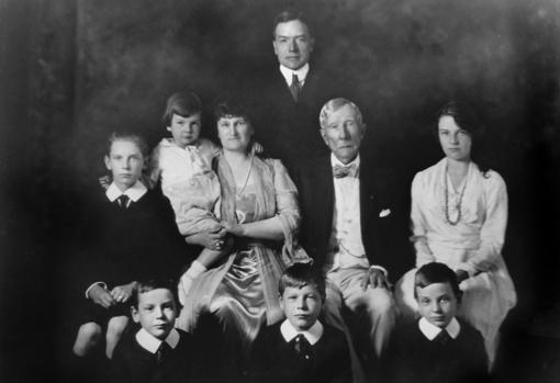 David, en brazos de su madre, en una fotografía de familia junto a su abuelo, padres y hermanos