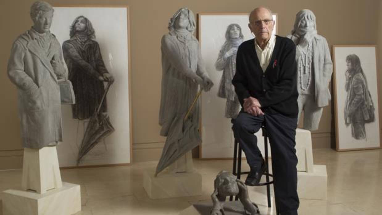 El escultor, con algunas de sus obras en la Academia de Bellas Artes, donde le dedicaron una exposición en 2016