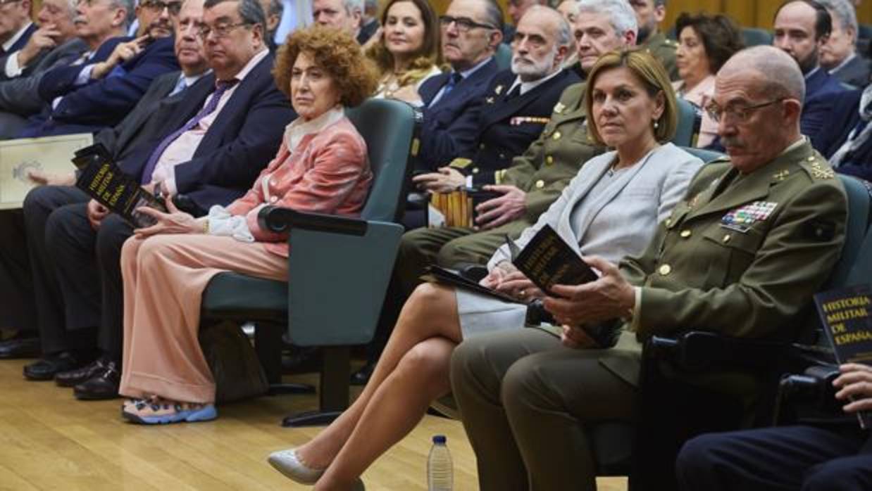 Un momento del acto presidido por la ministra de defensa María Dolores de Cospedal y al que asistieron la directora de la Carmen Iglesias y el director de la colección de libros Hugio O'Donnell