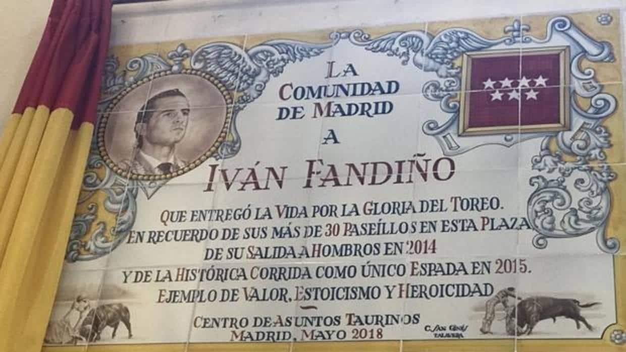 Azulejo en memoria de Iván Fandiño en Las Ventas, rodeado de otros a Gregorio Sánchez, Diego Puerta o Luis Miguel Dominguín