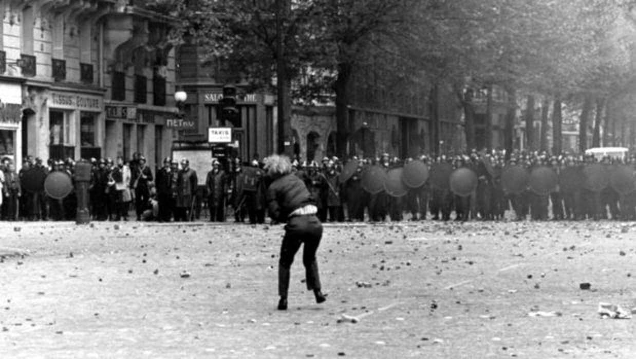 Un manifestante arroja piedras contra los gendarmes en París