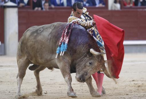 José María Manzanares, en un pase de pecho