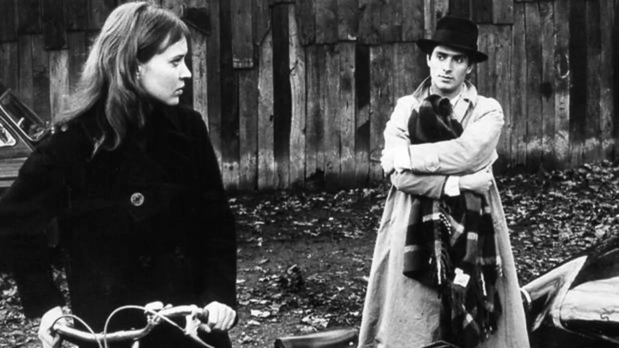 Ana Karina y Sami Frey en un fotograma de la película «Banda aparte», de Godard