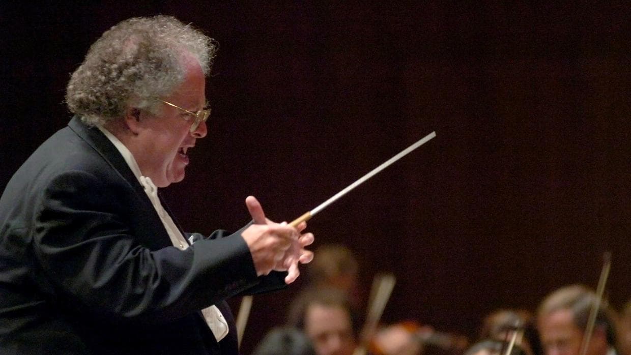 El director musical estadounidense James Levine conduce a la Orquesta Sinfónica de Boston durante un concierto en el Festival de Lucerna