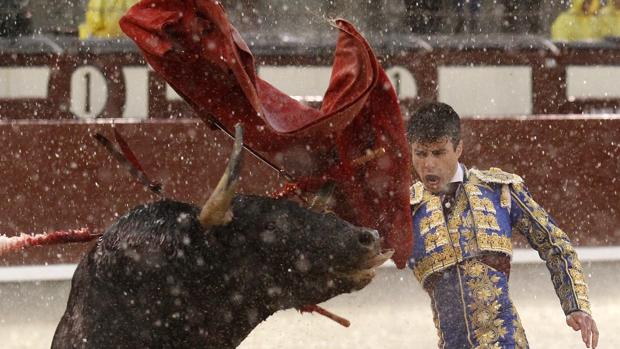 Toñete corta una oreja bajo el diluvio en San Isidro