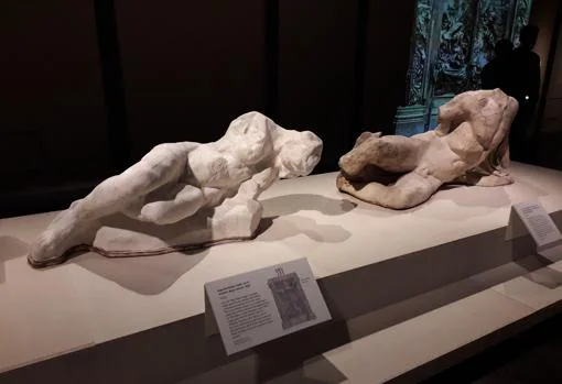 A la derecha, «Dios del río Ilisos», figura A del frontón oeste del Partenón. A la izquierda, «Ariadna» (1905), de Rodin