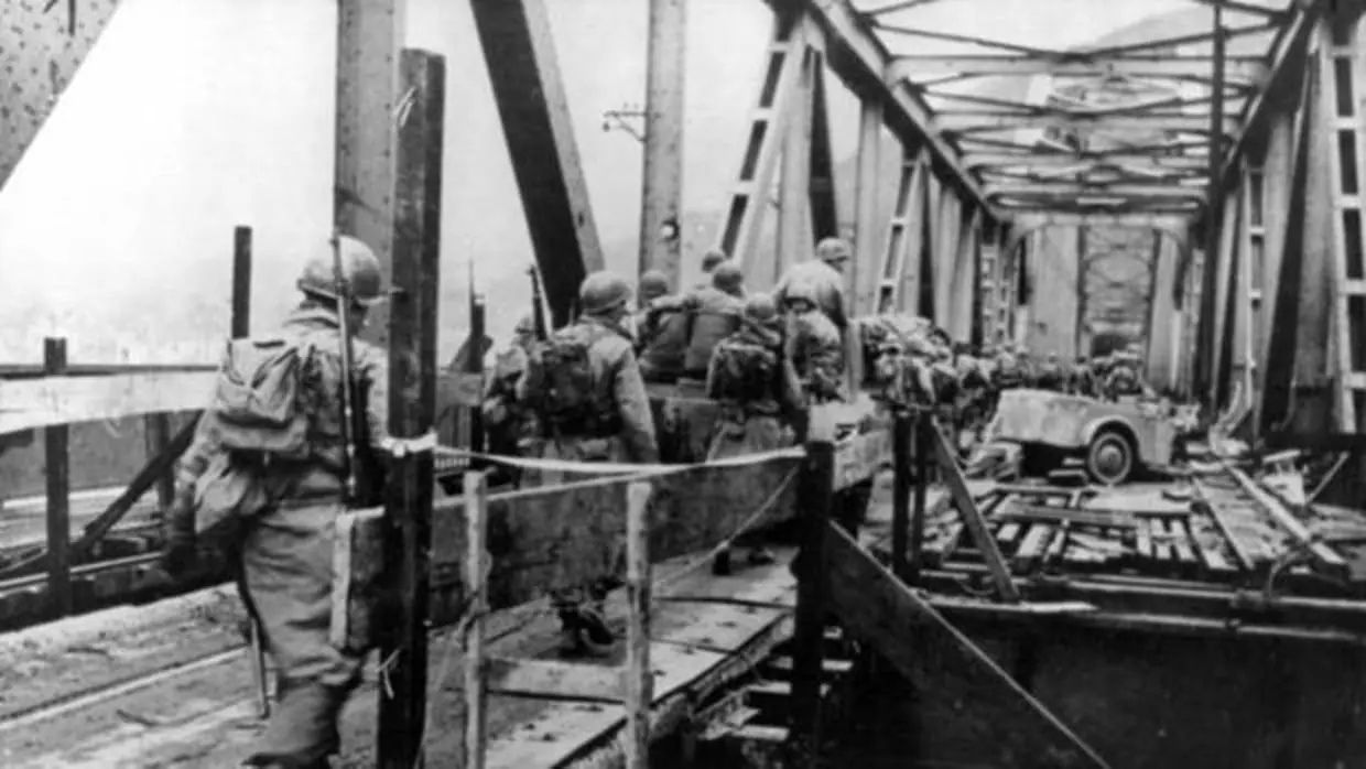 Soldados americanos cruzando el puente de Remagen en 1945