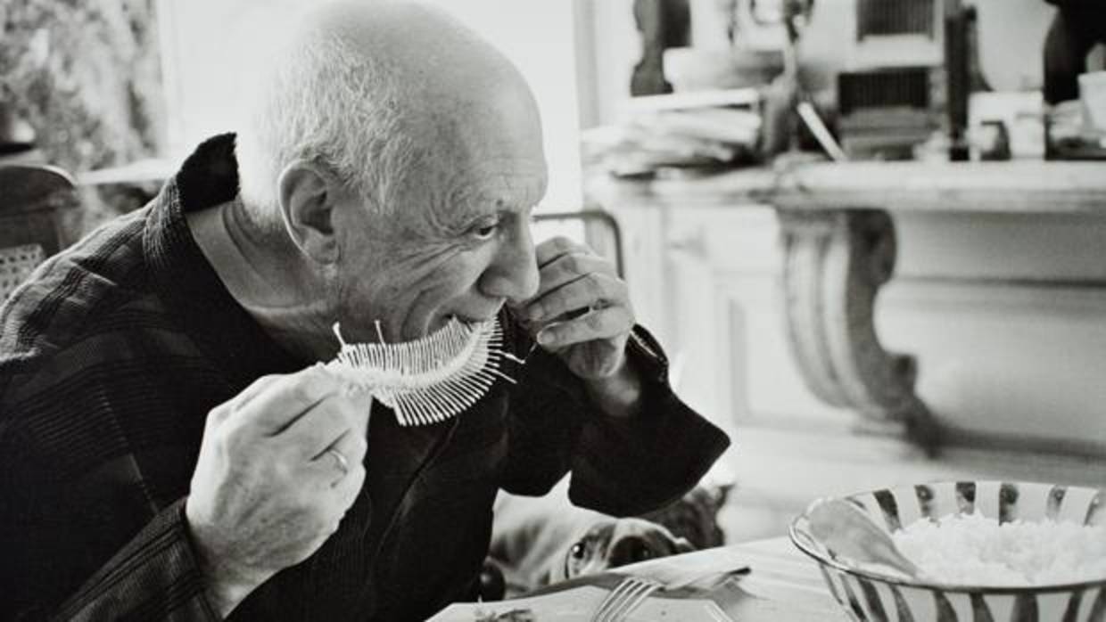 Picasso en 1957, realizando «Plato con fósil de pez»