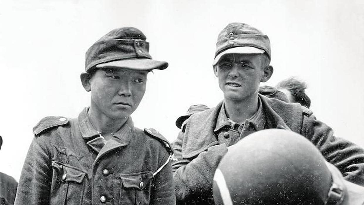 El soldado coreano Kyoungyong con uniforme de la Wehrmacht