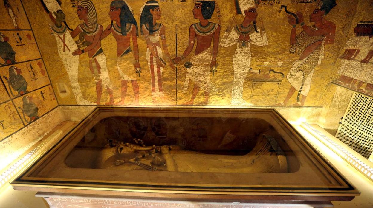 El sarcófago dorado de Tutankamón en su cámara funeraria en el Valle de los Reyes