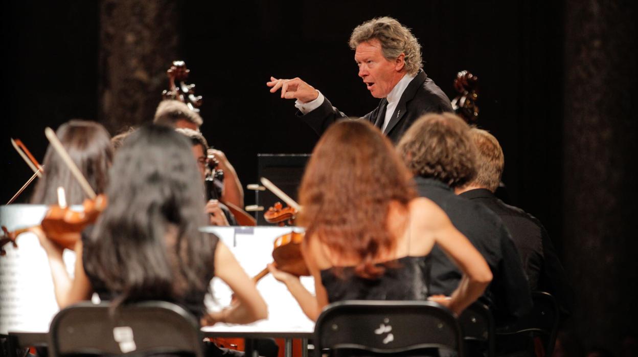 Harry Christophers dirigiendo a The Sixteen en el Festival de Música y Danza de Granada