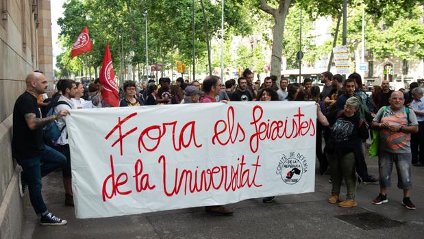 Estudiantes independentistas boicotean un acto de homenaje a Cervantes en la Universidad de Barcelona