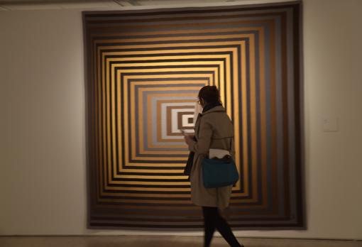 Una joven ante «Vonal-Fegn» (1968-71), del Museo Vasarely de Pécs