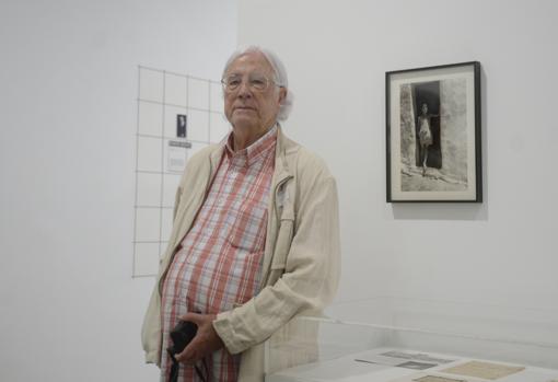 Carlos Pérez Siquier, ayer en el Reina Sofía junto a una fotografía de su serie sobre La Chanca (Almería)
