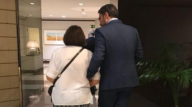 Huerta se despide en las redes como ministro con una foto con su madre