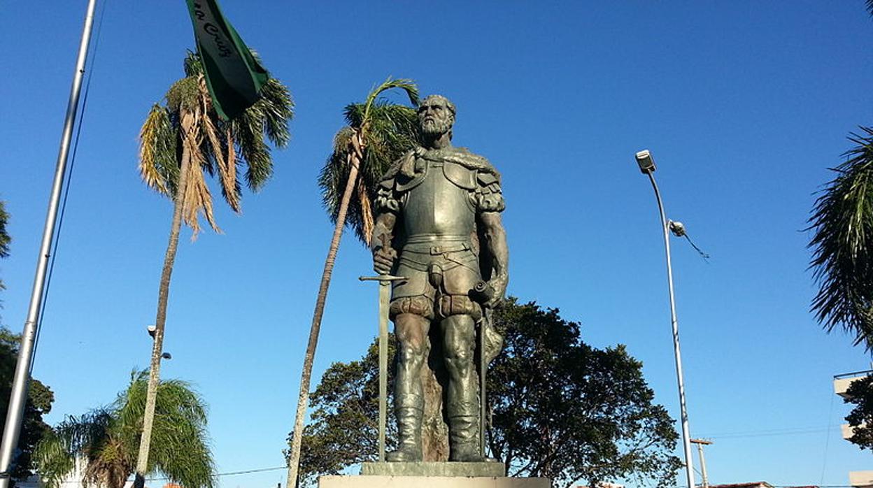 Estatua de Ñuflo de Chaves en Santa Cruz