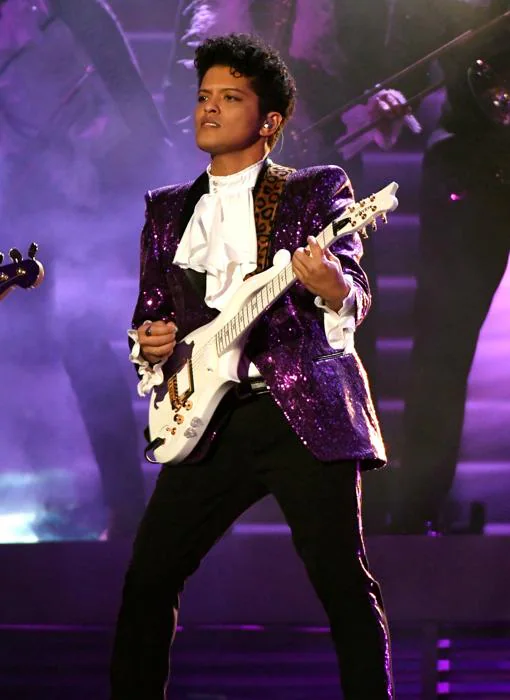 Bruno Mars durante un concierto de tributo a Prince