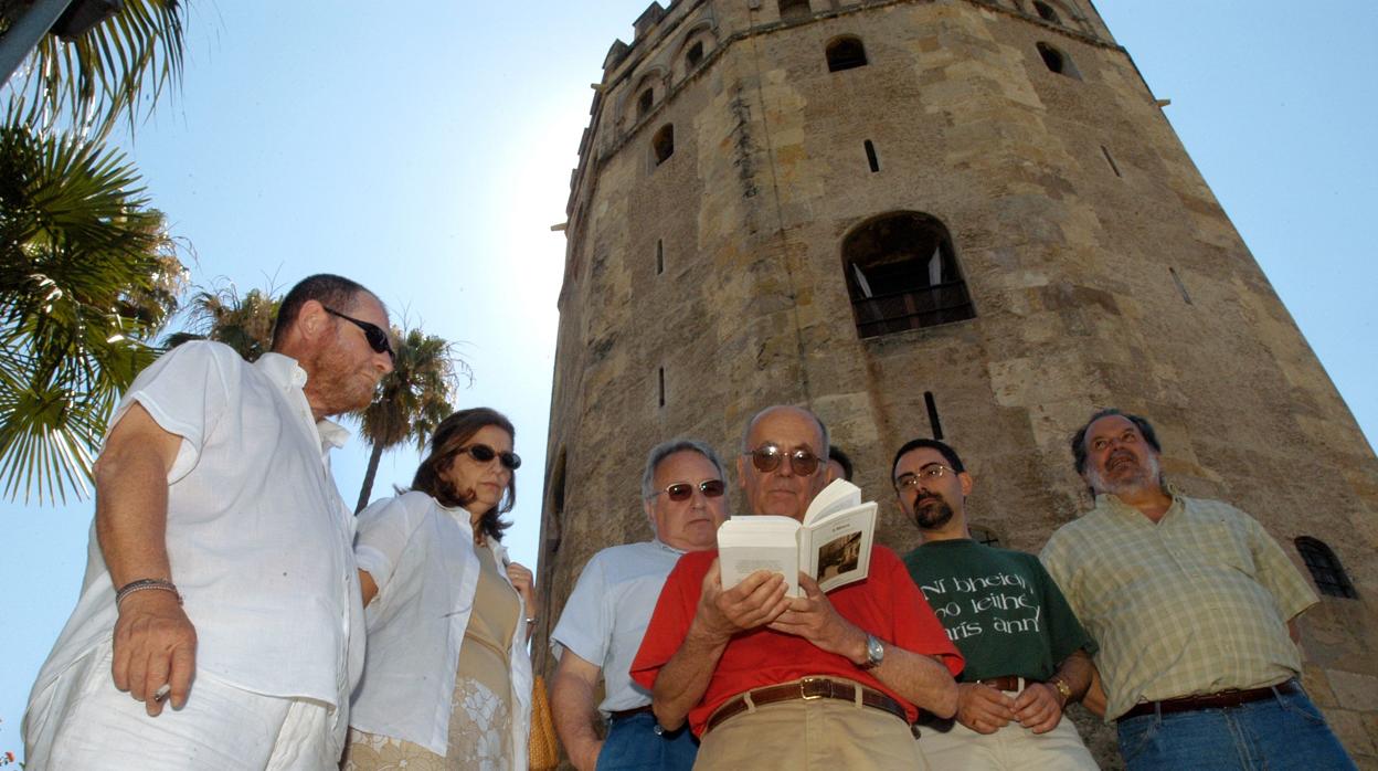 Fotografía de un Bloomsday de hace años bajo la Torre del Oro con algunos de los impulsores de la fiesta