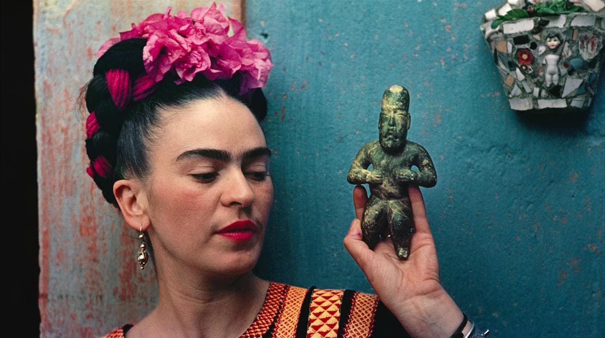 Fotografía de Nikolas Muray de Frida con escultura olmeca de 1939