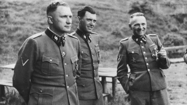 De izquierda a derecha, Richard Baer, Josef Mengele y Rudolf Höss