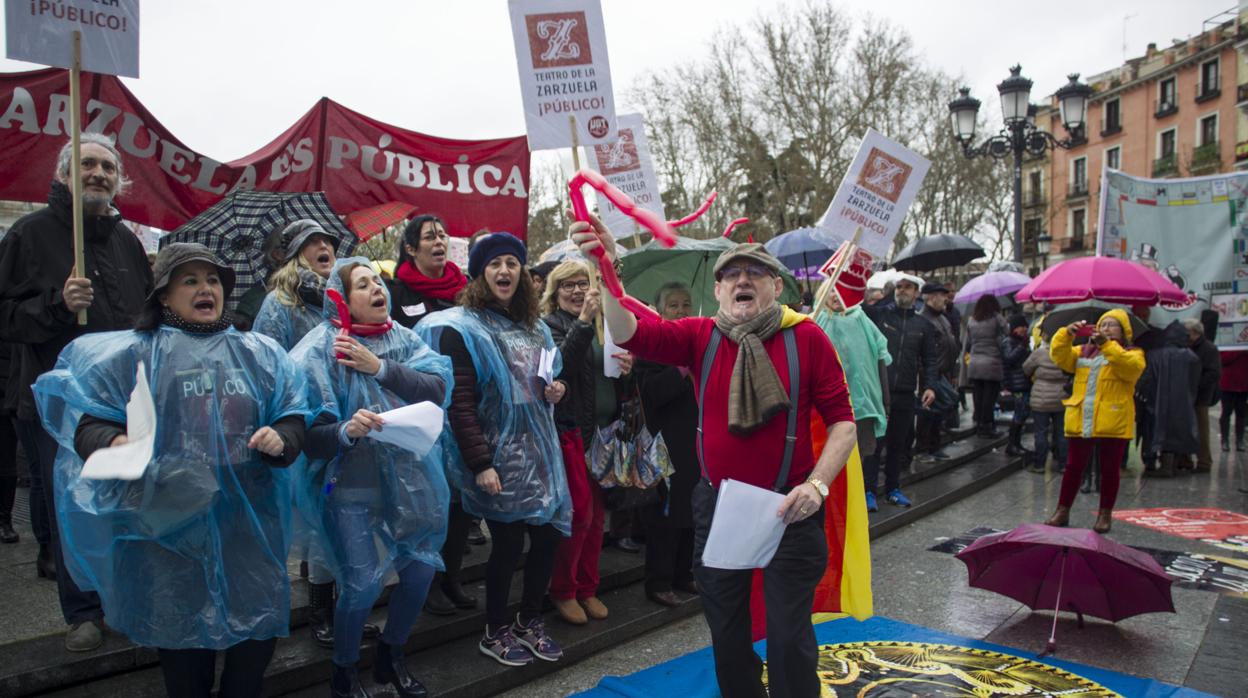 Manifestacion de los trabajadores del Teatro de la Zarzuela frentre al teatro Real