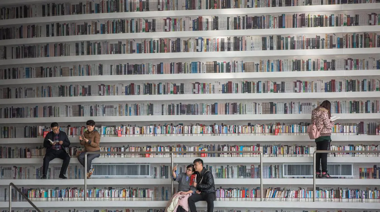 Varias personas en la biblioteca de Tianjin Binhai (China)