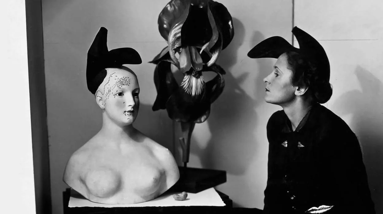 André Caillet. Gala con el sombrero-zapato de Elsa Schiaparelli inspirado en un diseño de Salvador Dalí (1938)